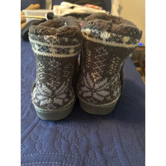 GUC Muk Luks Gray Knit Boots Hard Sole Furry Lining Slip On Size Medium (7-8) - Picture 4 of 6